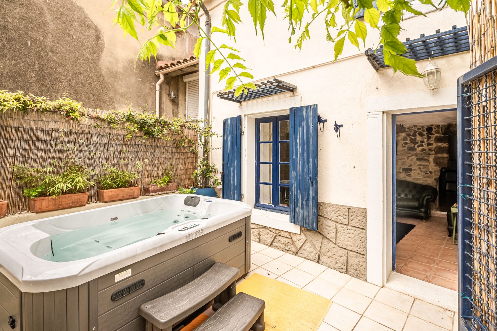 Maison en pierre avec cour arborée et jacuzzi, au coeur du Minervois