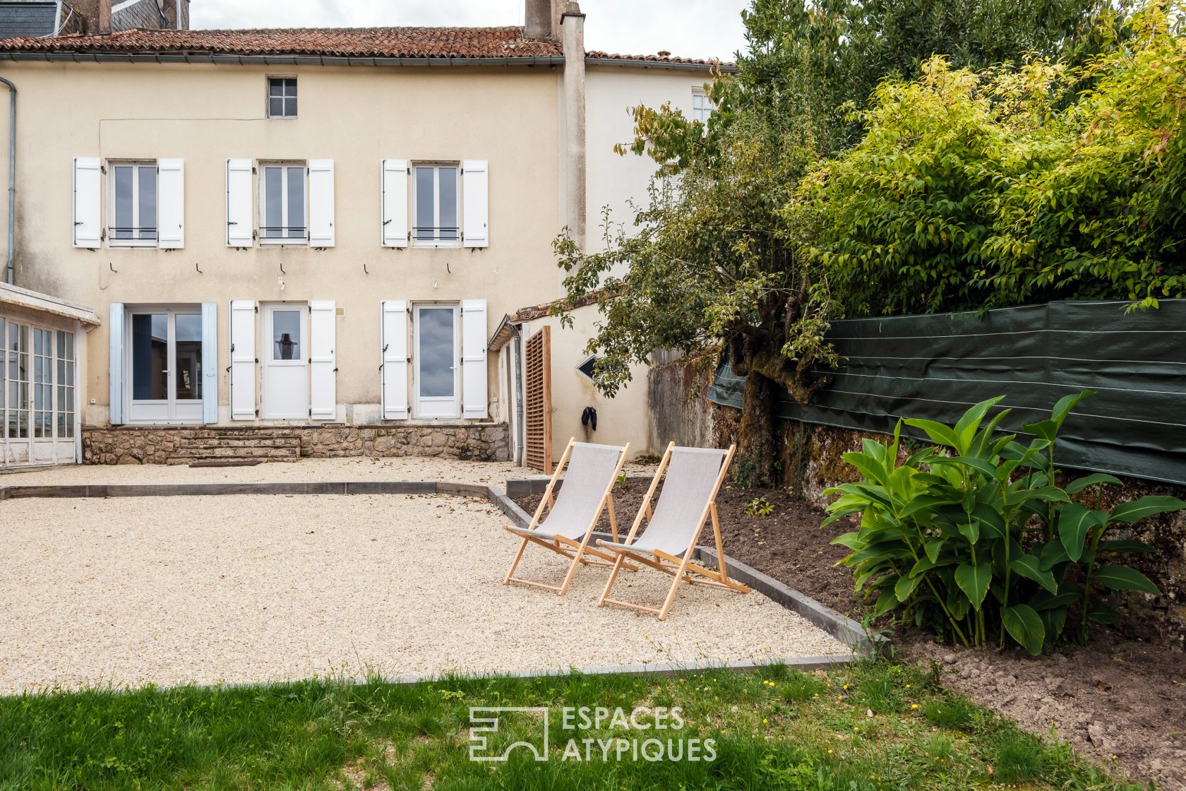 Townhouse with unobstructed view of the ramparts