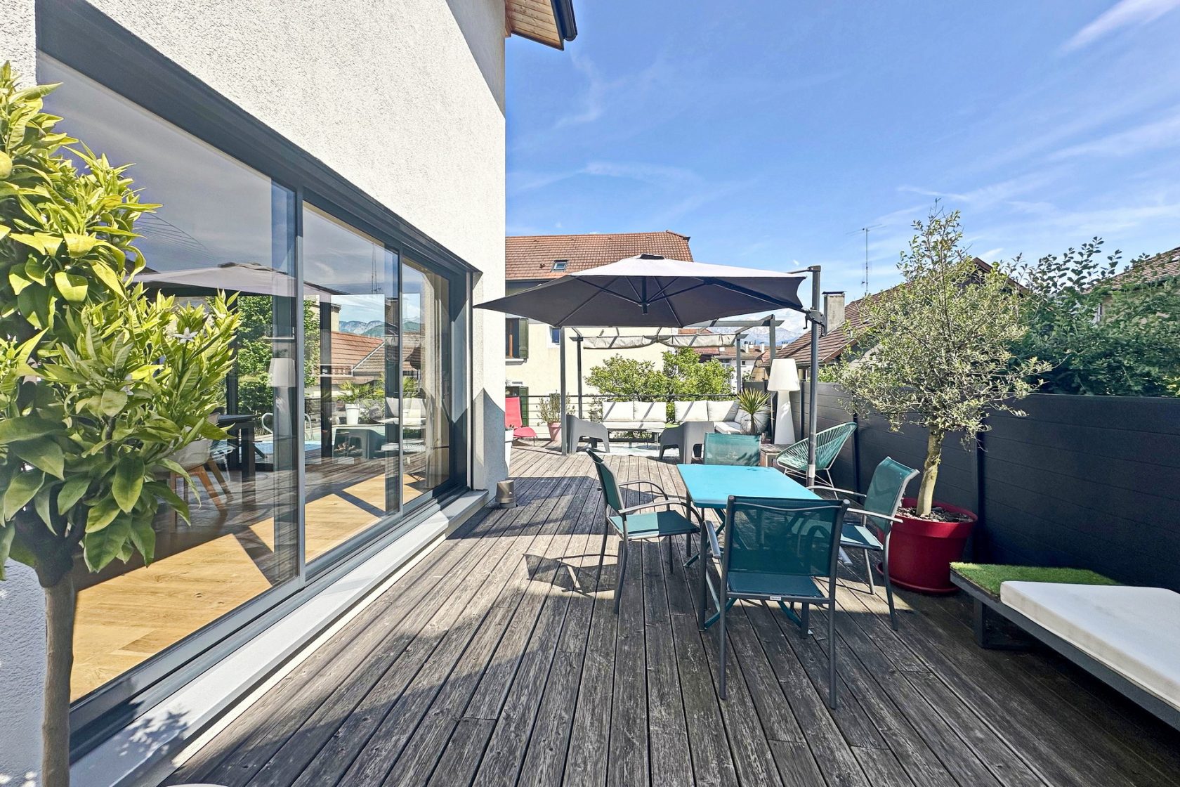 Maison contemporaine en ville avec terrasse et jardin