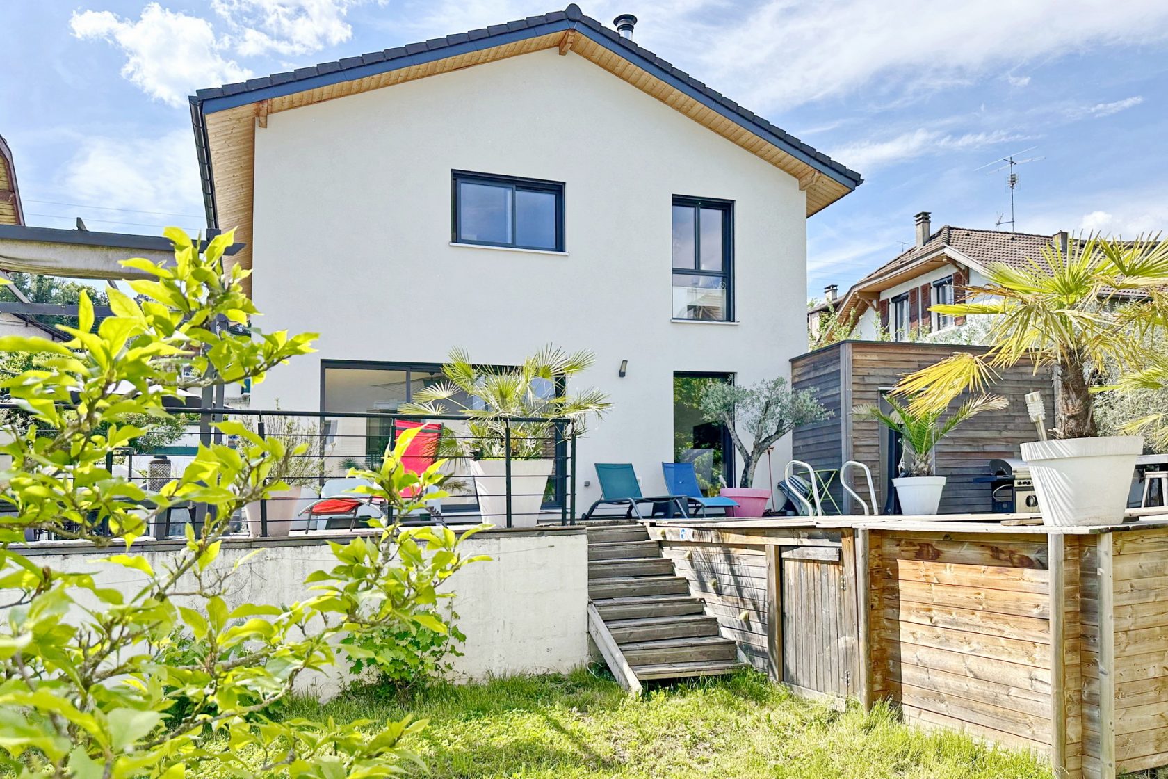 Maison contemporaine en ville avec terrasse et jardin