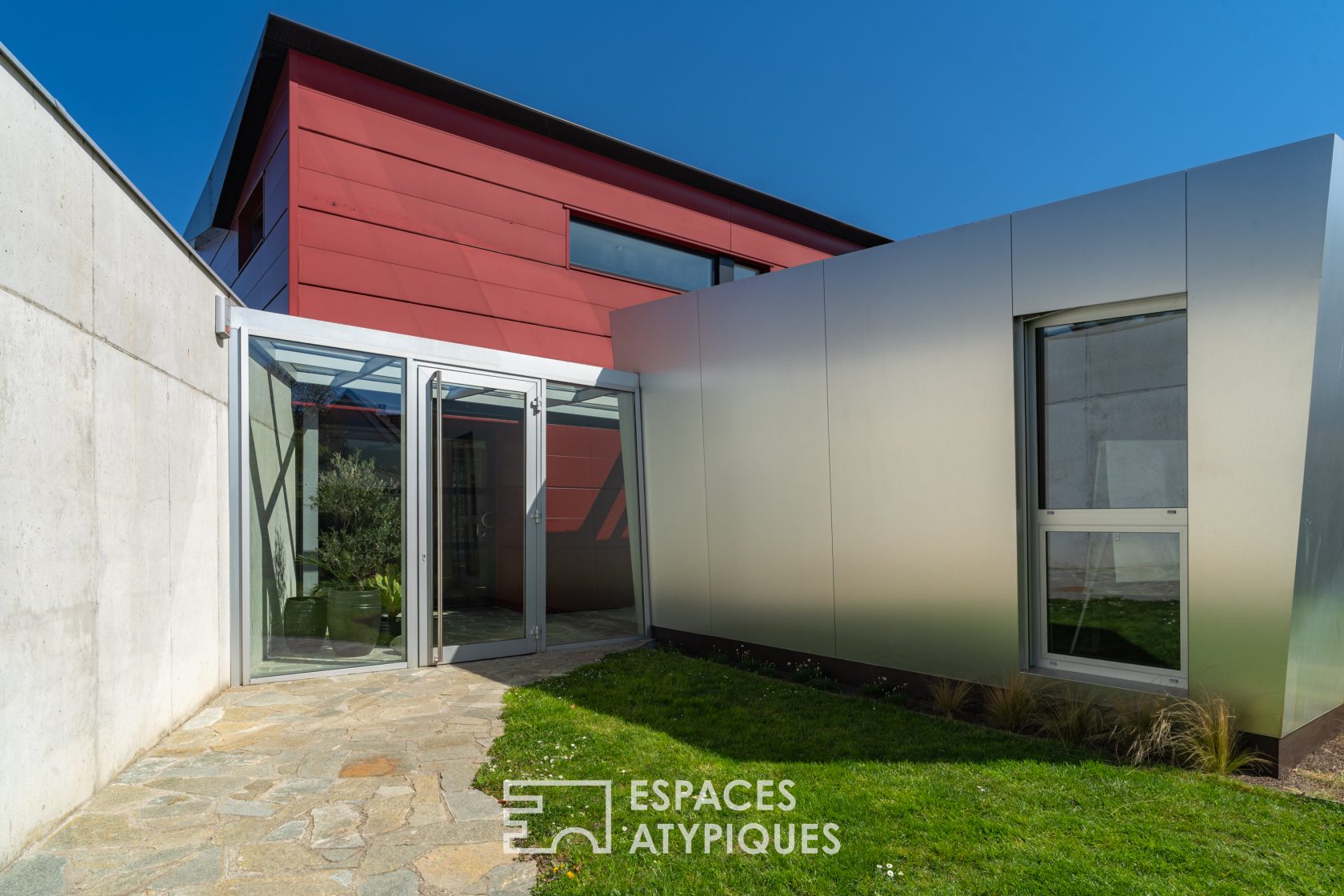 Maison d’architecte aux lignes recherchées et sa piscine