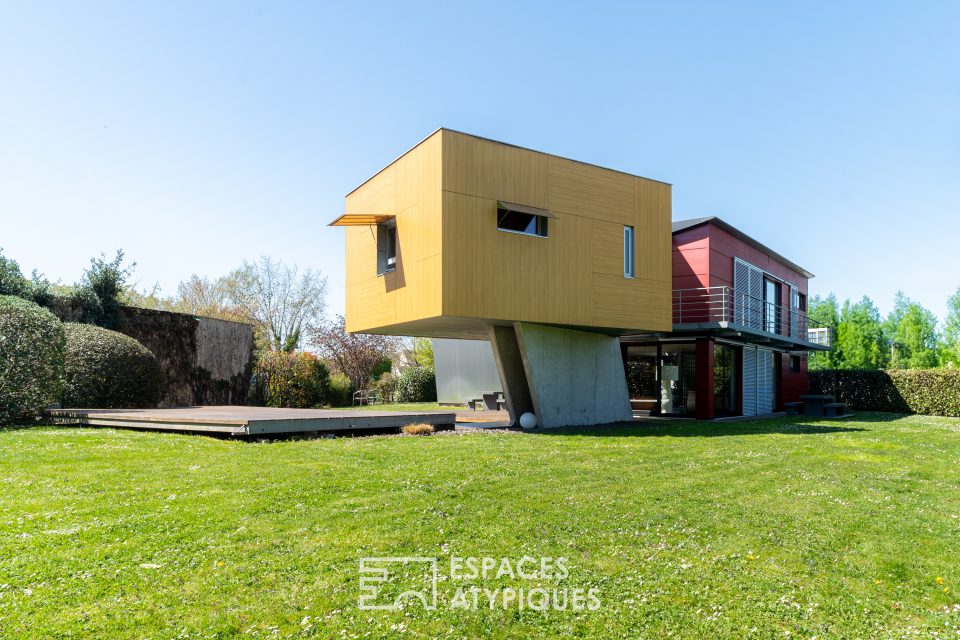 Maison d'architecte aux lignes recherchées et sa piscine