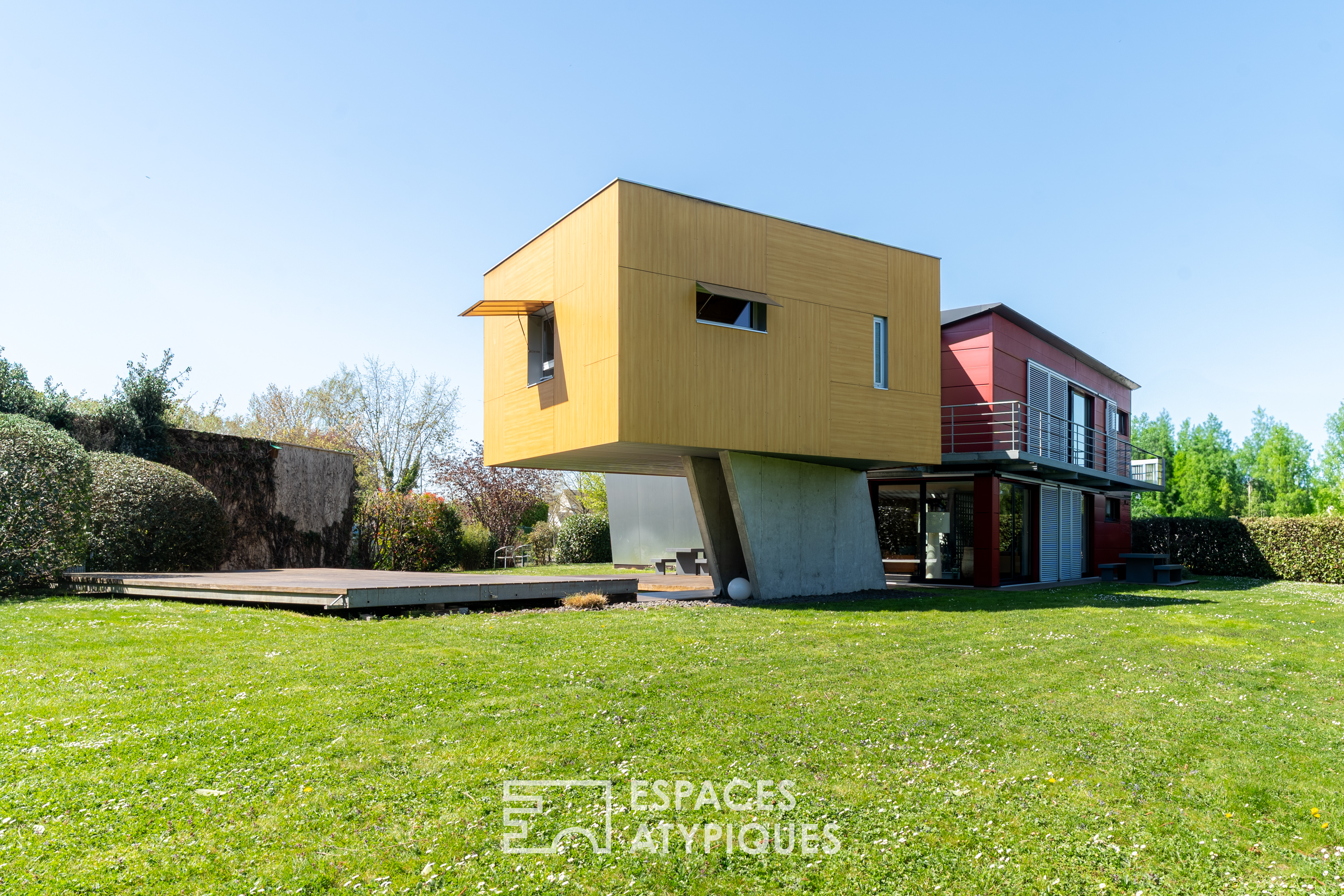 Maison d'architecte aux lignes recherchées et sa piscine