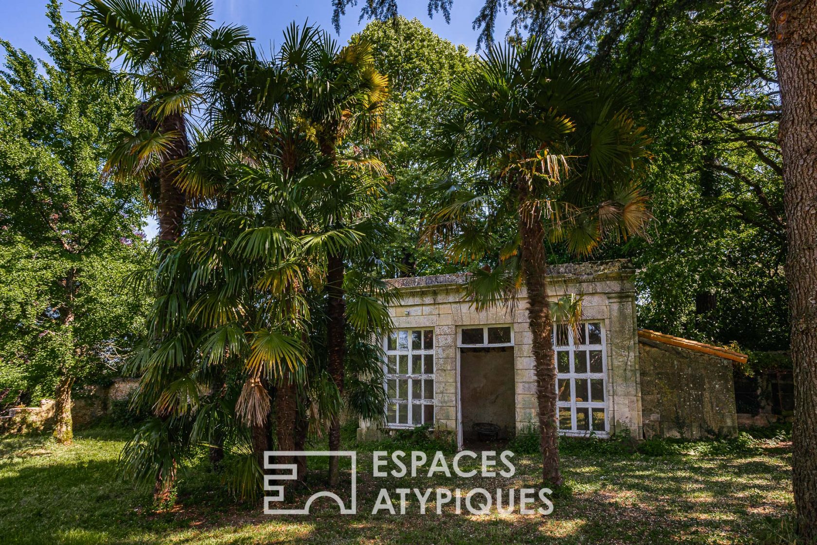 Ancienne demeure lovée dans un écrin de verdure luxuriante