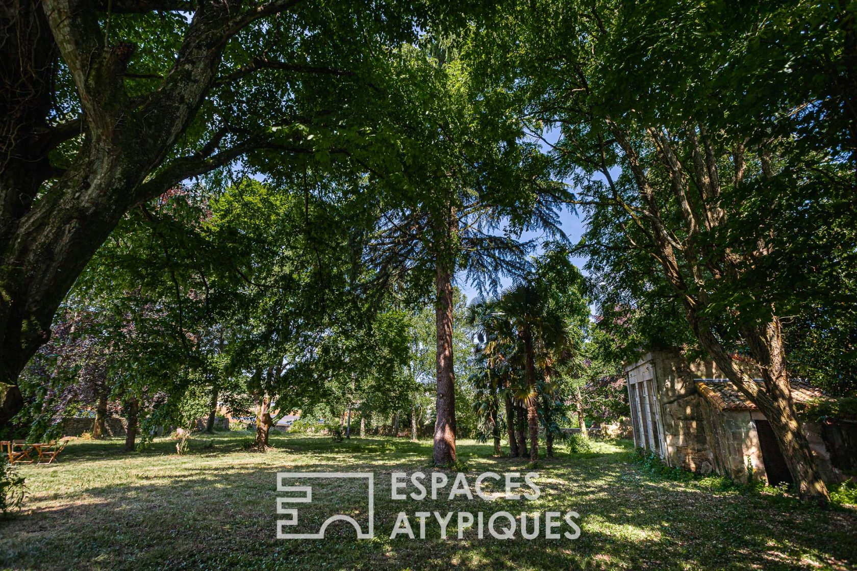 Ancienne demeure lovée dans un écrin de verdure luxuriante