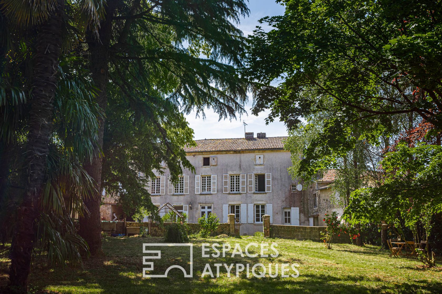 Ancienne demeure lovée dans un écrin de verdure luxuriante