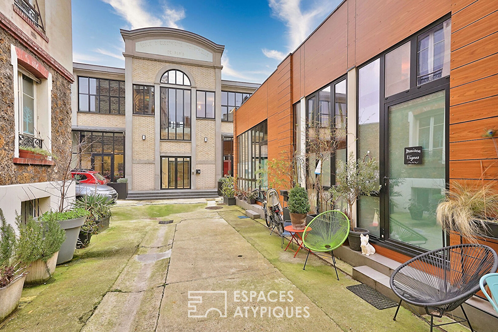 Ancienne salle de yoga esprit loft avec balcon