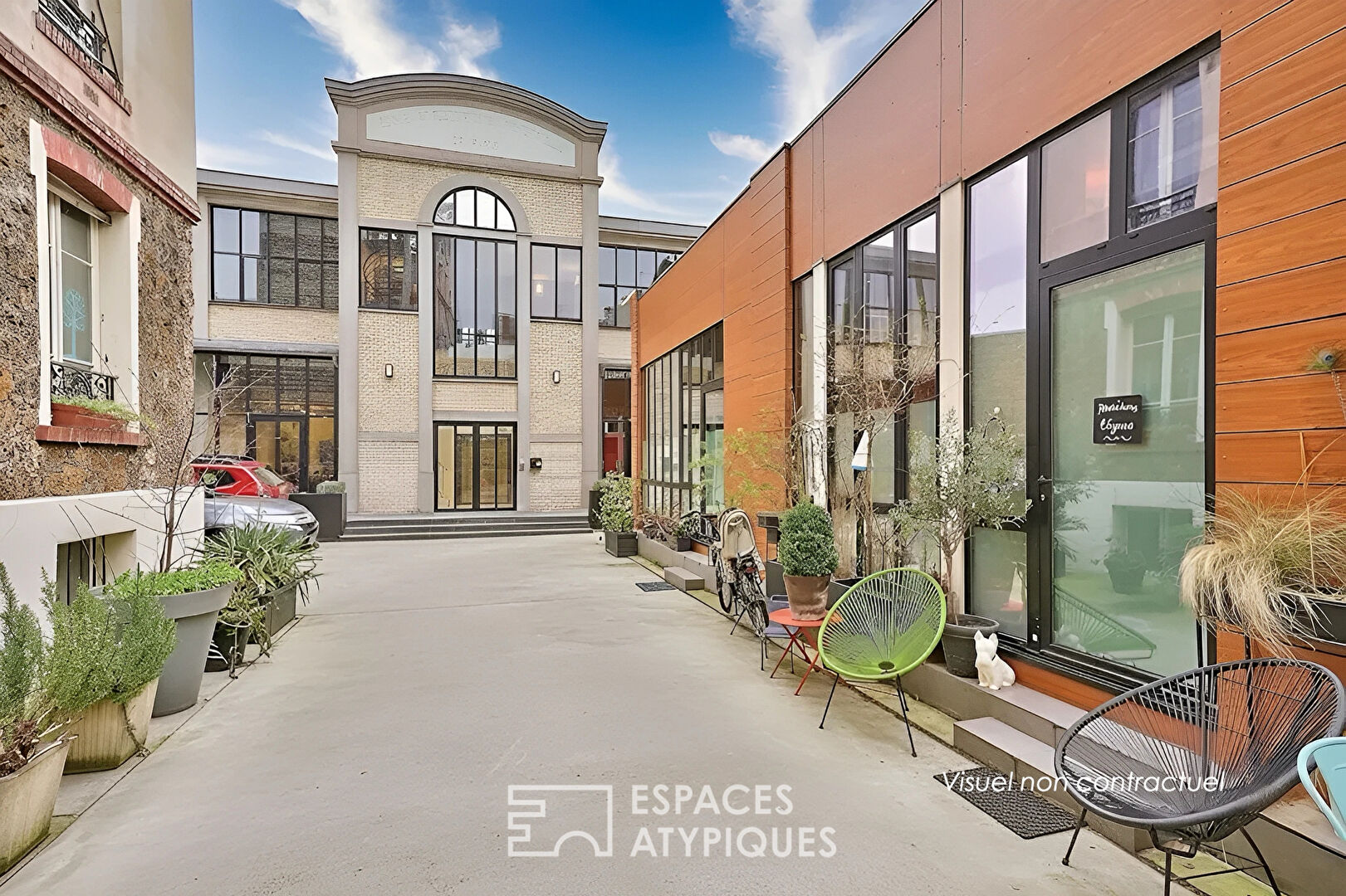 Ancienne salle de yoga esprit loft avec balcon