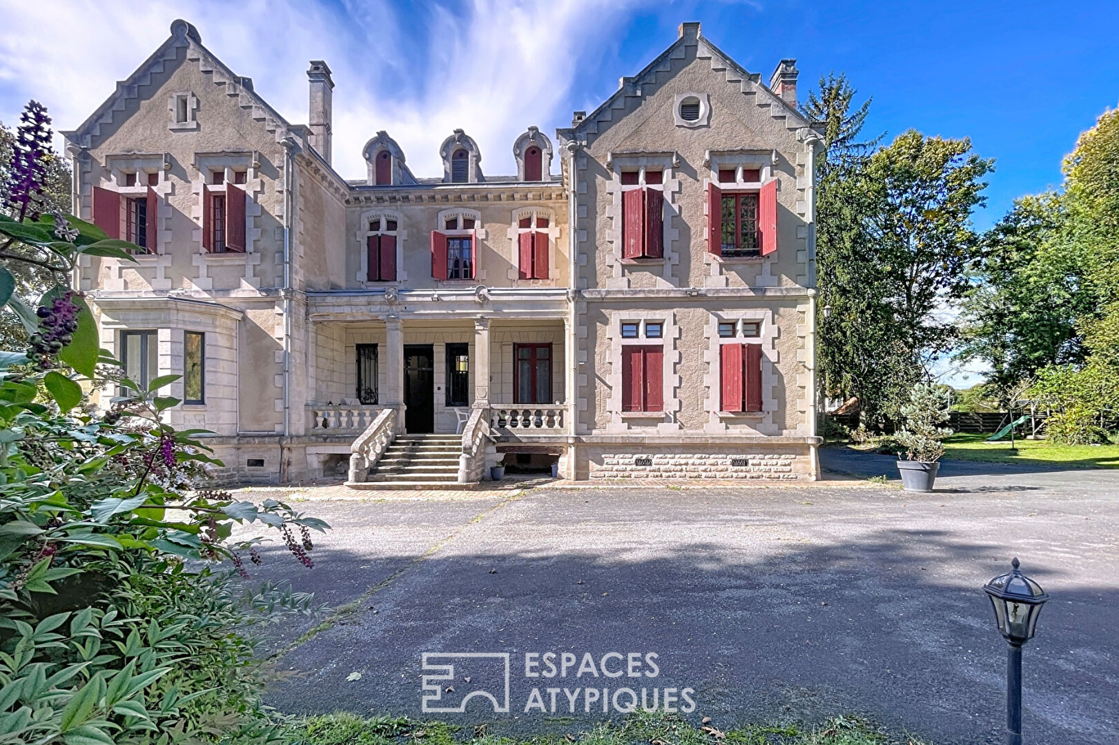 19th century manor house completely renovated 45 minutes from Bordeaux
