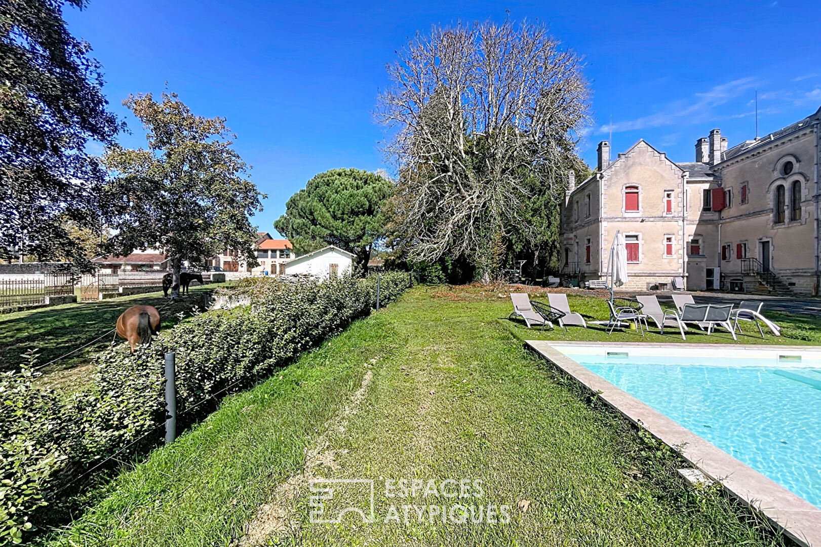 19th century manor house completely renovated 45 minutes from Bordeaux