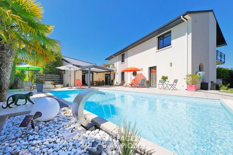 Maison contemporaine avec jardin et piscine