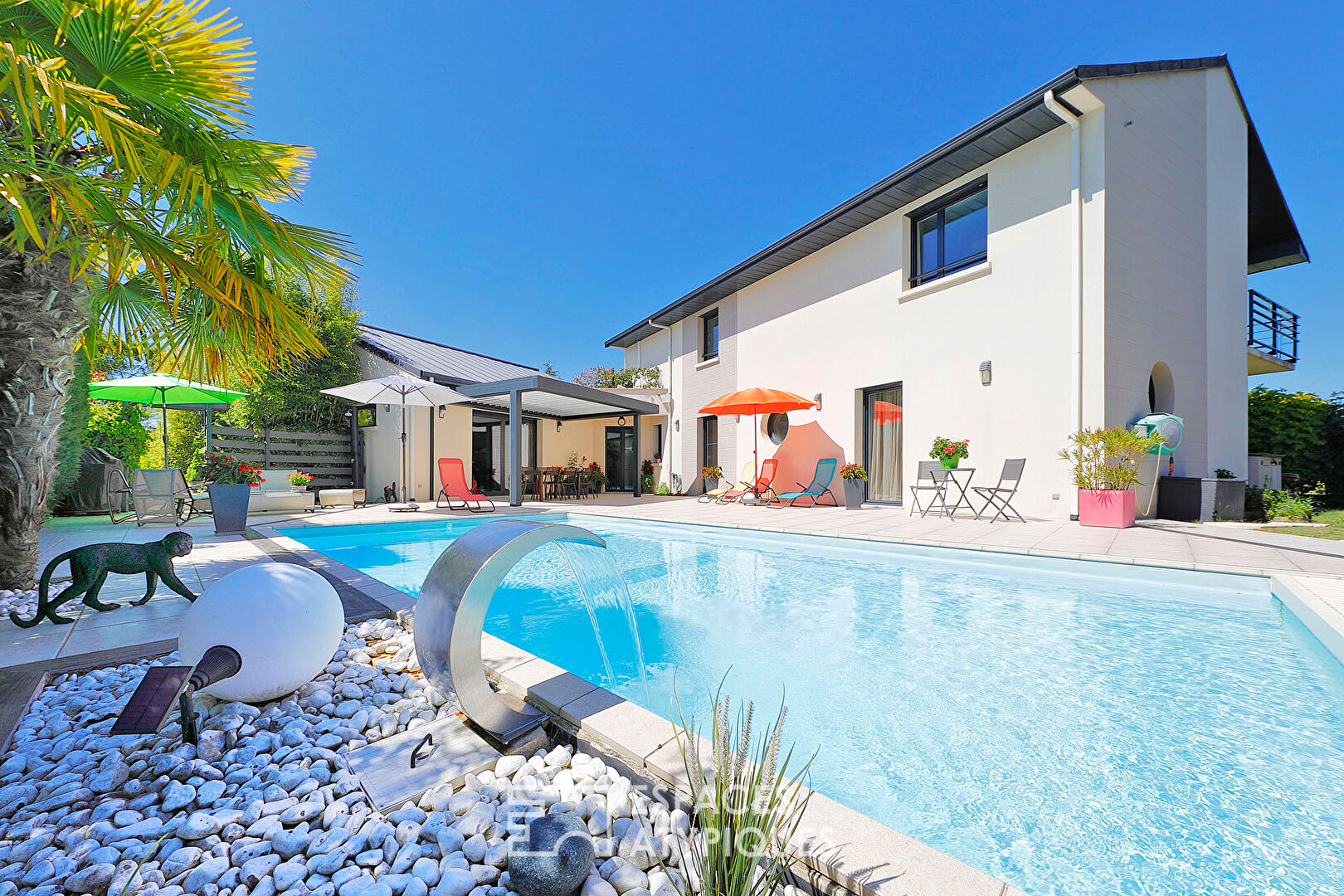 Maison contemporaine avec jardin et piscine