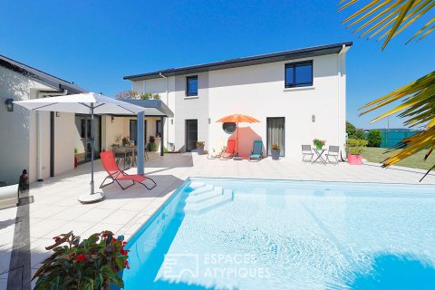 Maison contemporaine avec jardin et piscine