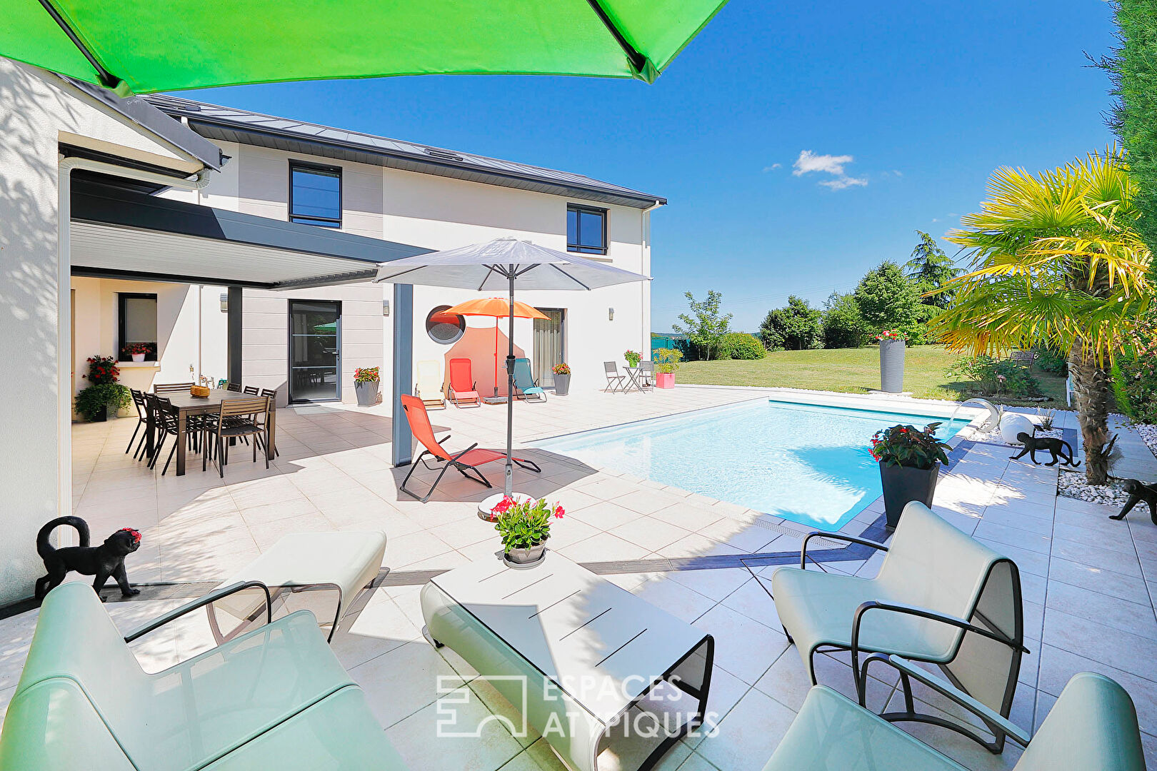 Maison contemporaine avec jardin et piscine