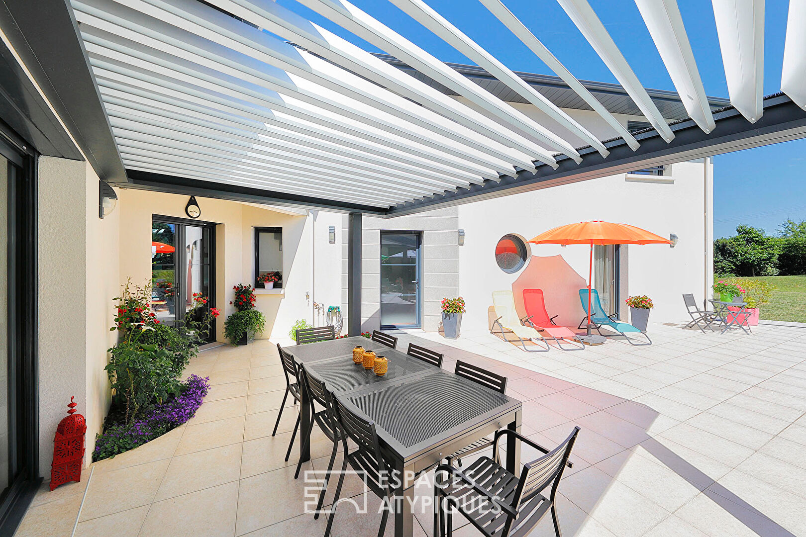 Maison contemporaine avec jardin et piscine