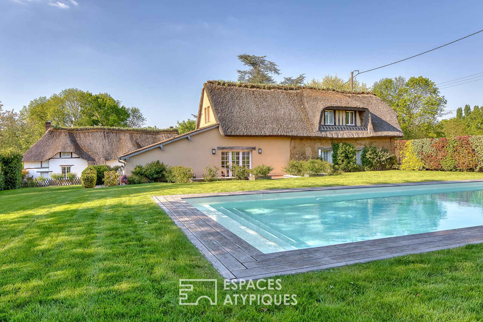 Ensemble de 2 chaumières dans un cadre paisible avec piscine
