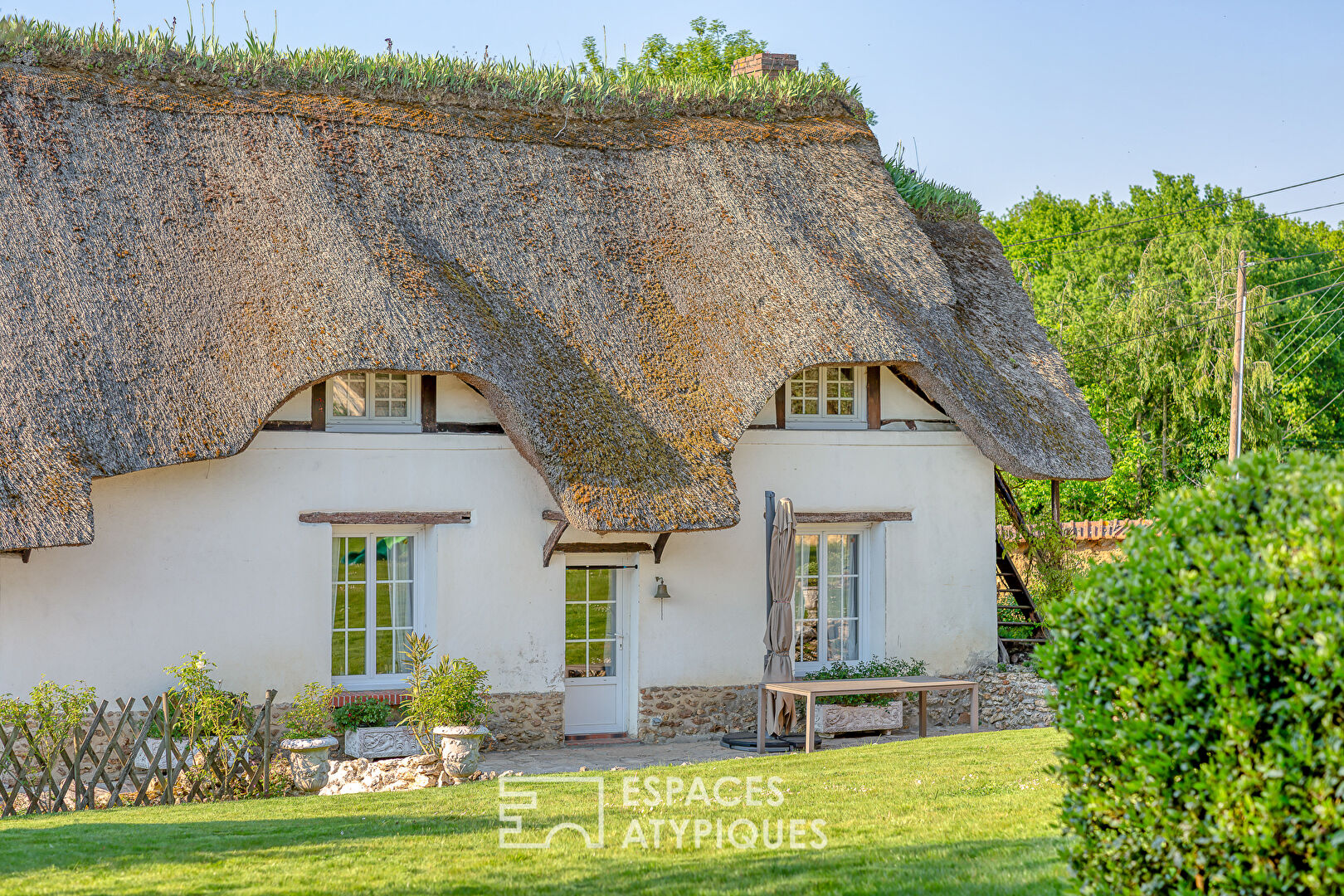 Ensemble de 2 chaumières dans un cadre paisible avec piscine