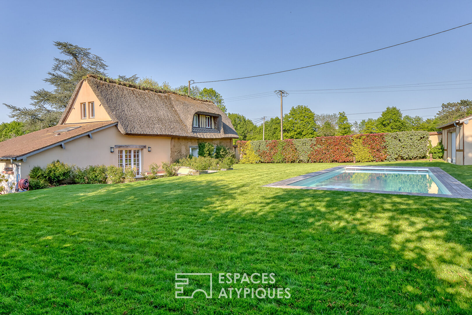 Ensemble de 2 chaumières dans un cadre paisible avec piscine