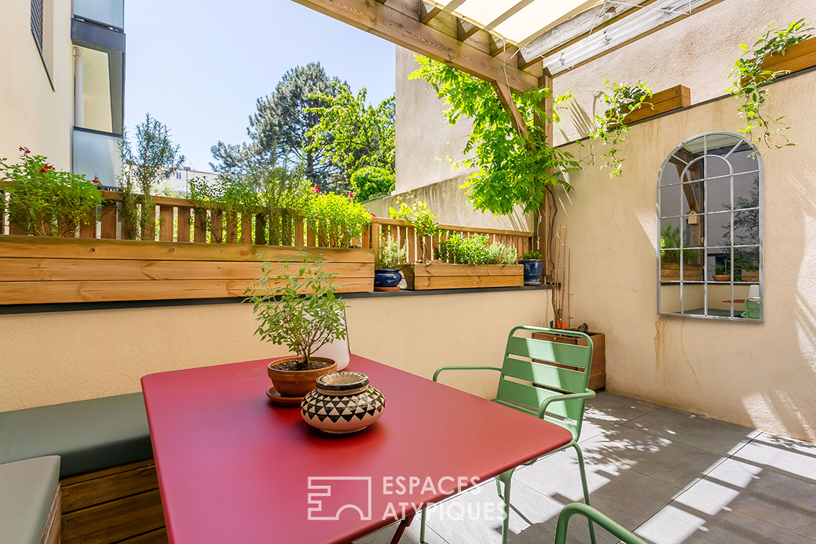 Maison 1930 entièrement rénovée avec terrasse et patio