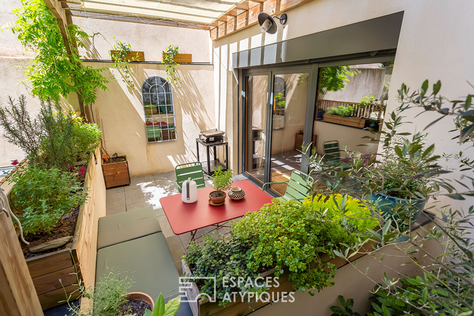 Maison 1930 entièrement rénovée avec terrasse et patio
