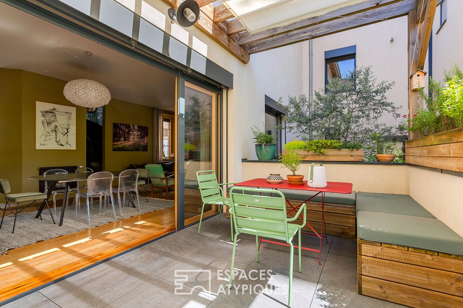 Maison 1930 entièrement rénovée avec terrasse et patio