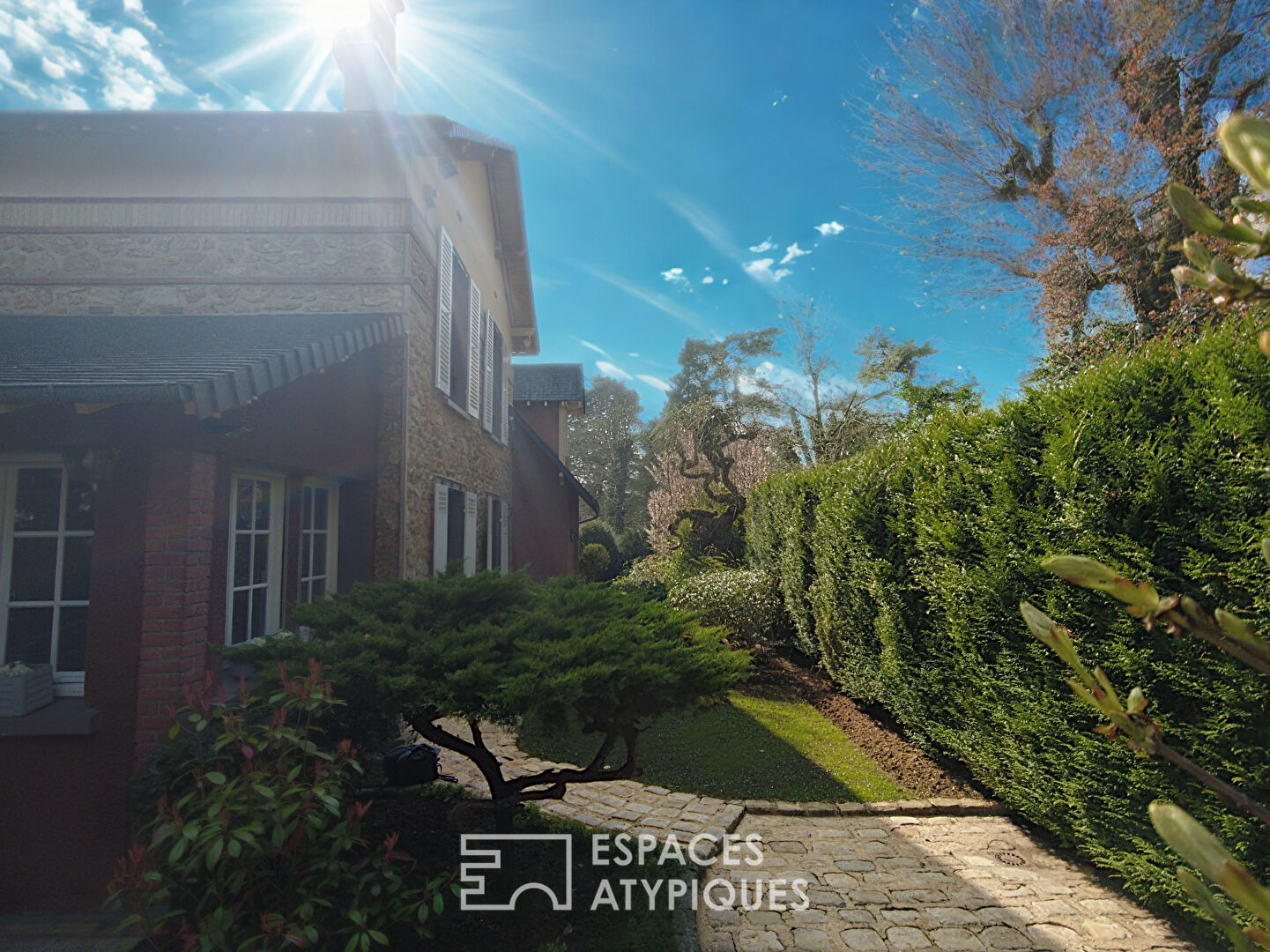Maison meulière rénovée avec jardin et extensions dans un quartier recherché de Soisy-sur-Seine