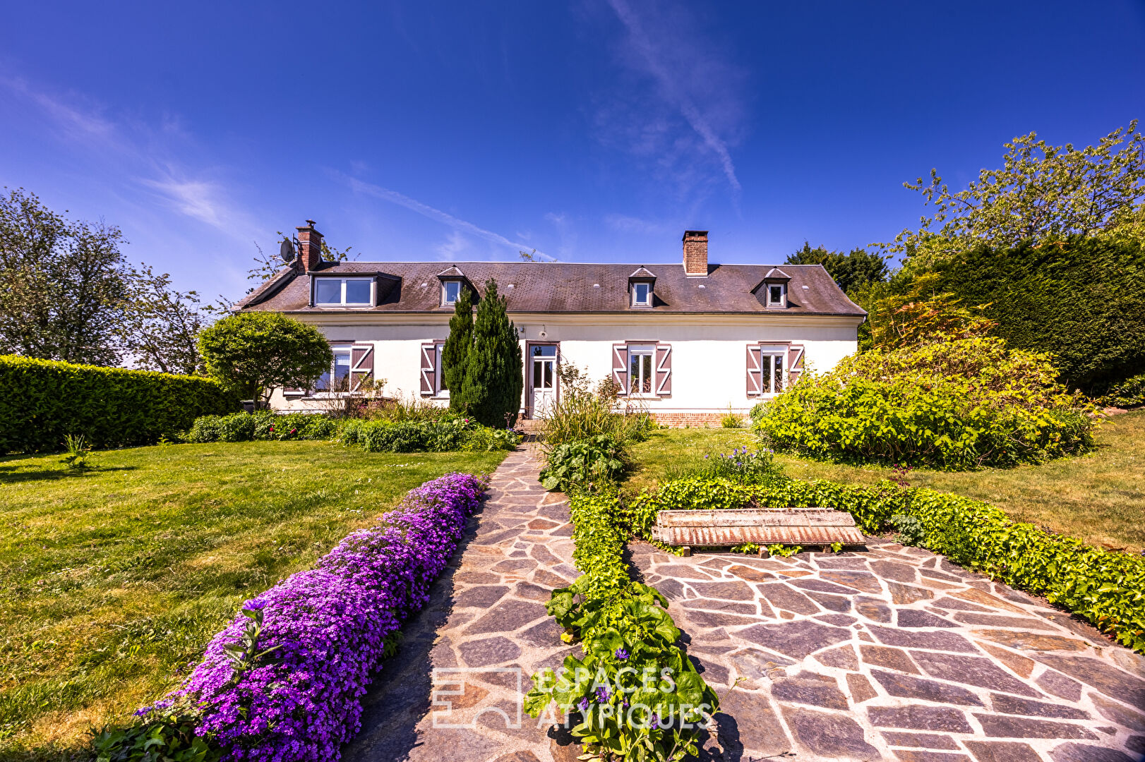 Volumes, lumière et verdure : Maison de campagne à 25 min d’Amiens