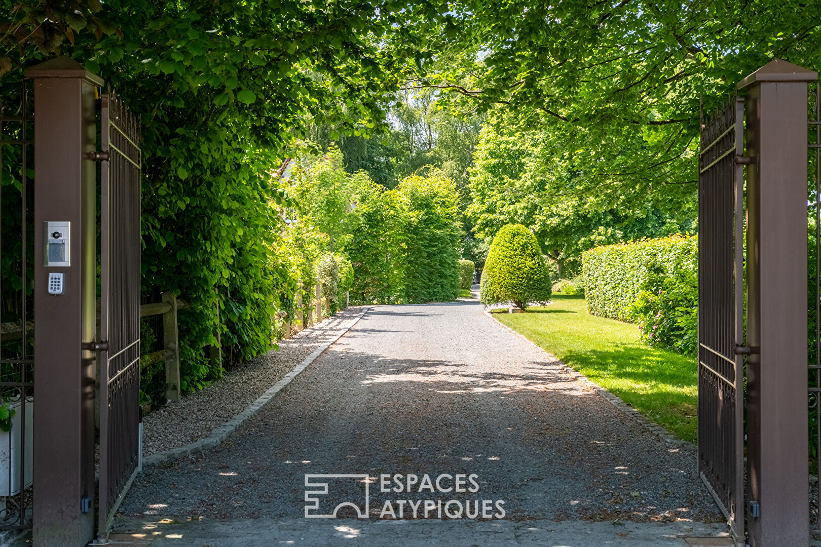 Élégante propriété normande avec gîte et terrain constructible