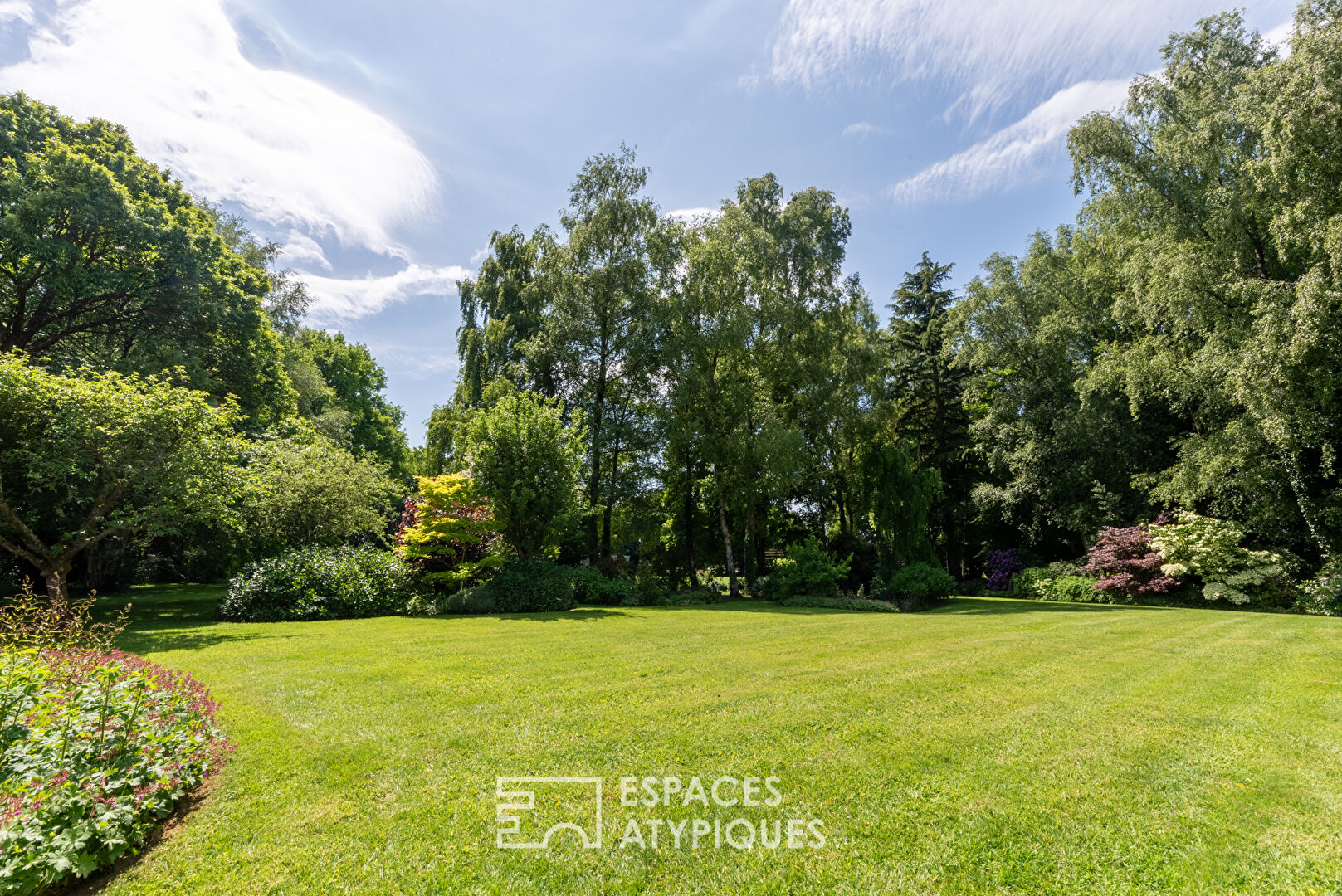 Élégante propriété normande avec gîte et terrain constructible