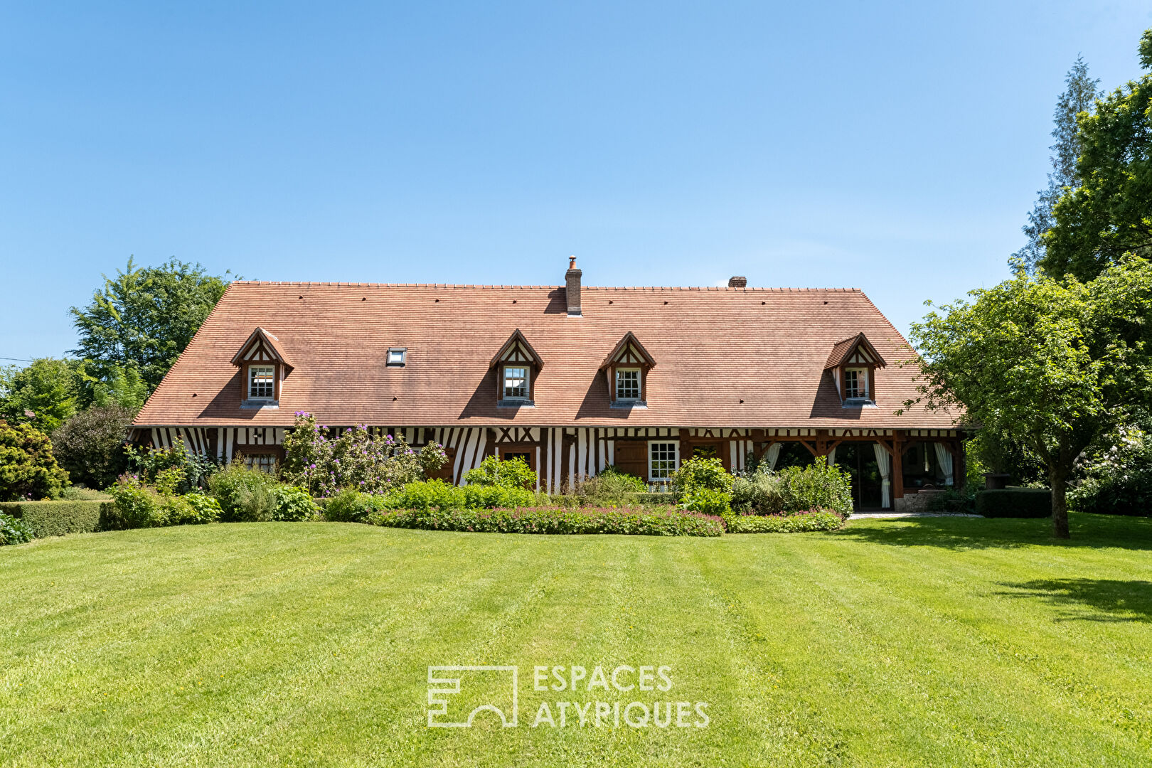 Élégante propriété normande avec gîte et terrain constructible