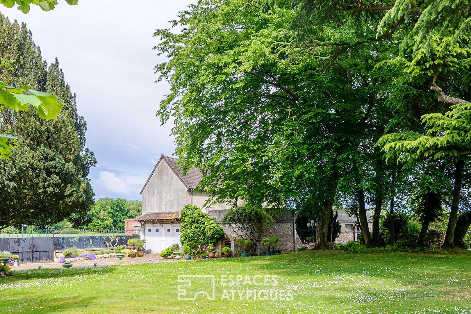 Family home with landscaped park and outbuilding
