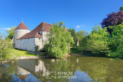 Ancien corps de ferme avec colombier, piscine et grand parc paysager