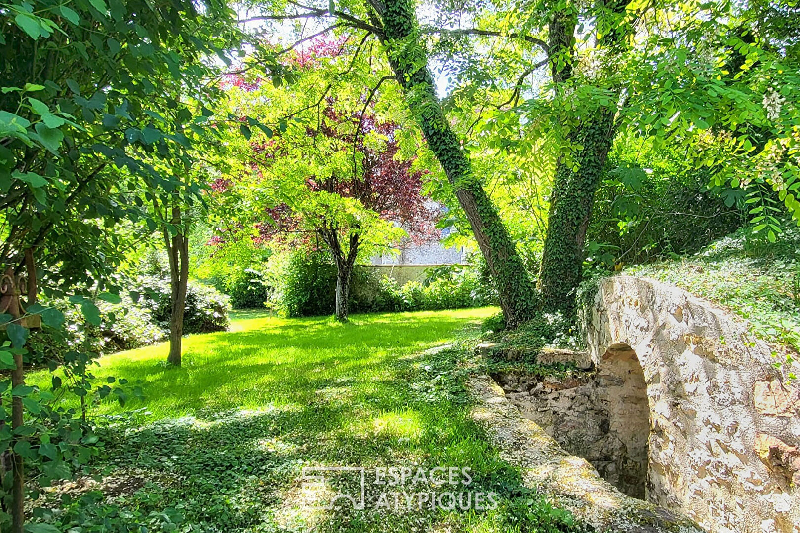 Ancien corps de ferme avec colombier, piscine et grand parc paysager