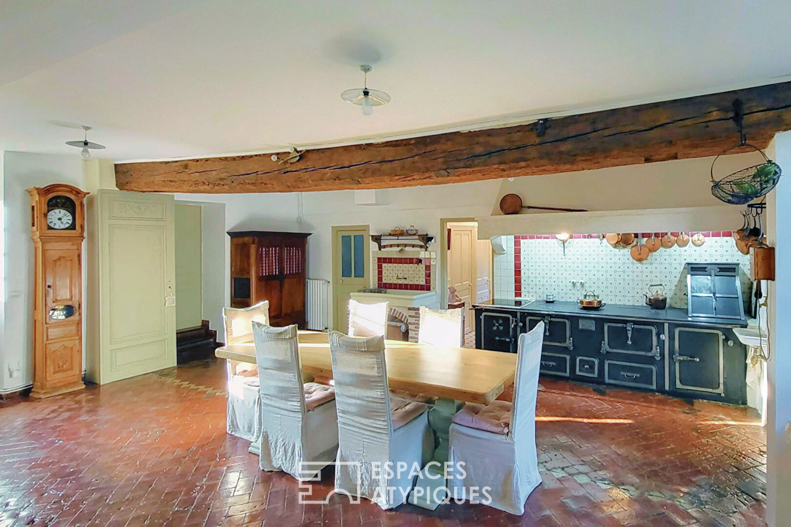 Ancien corps de ferme avec colombier, piscine et grand parc paysager