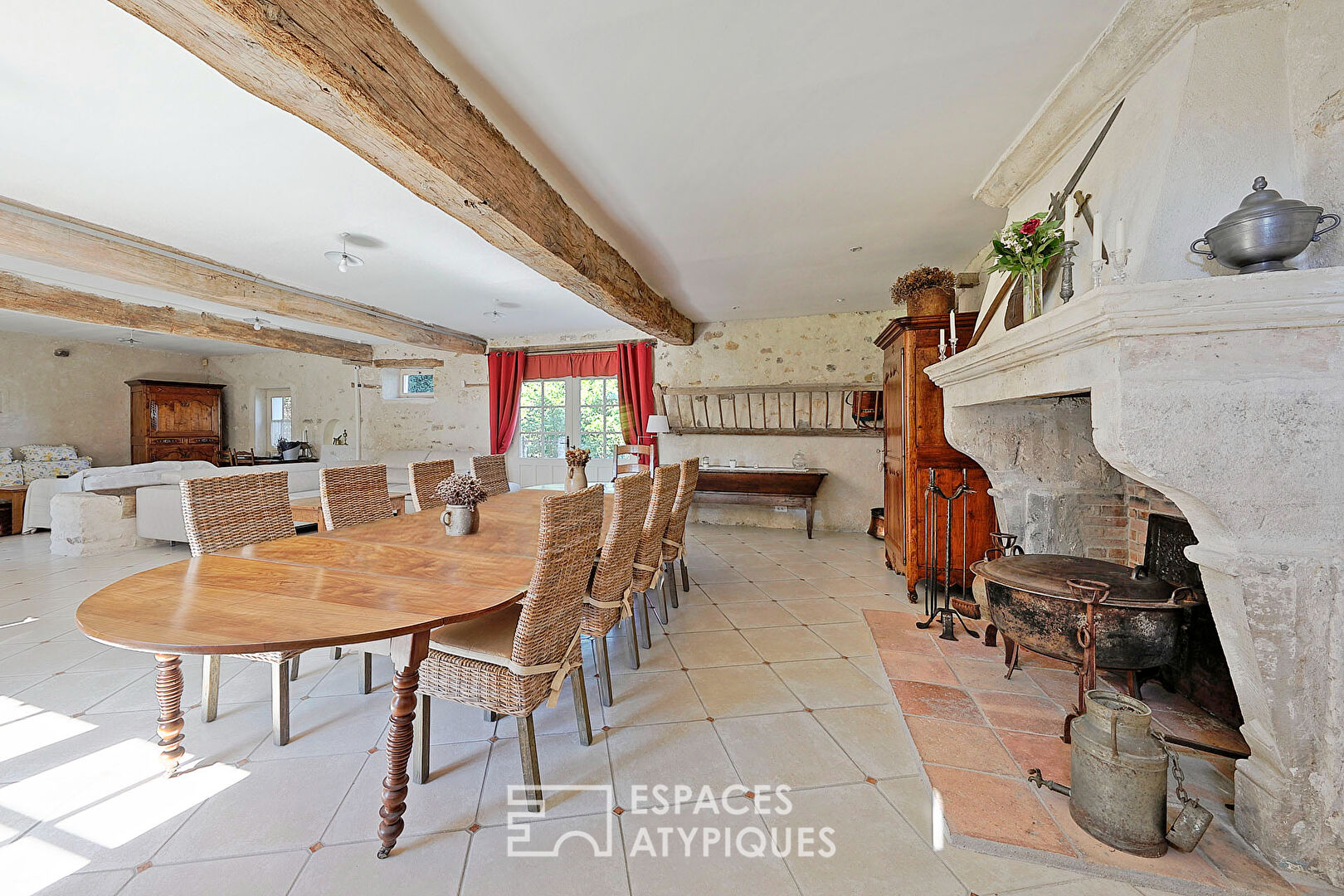 Ancien corps de ferme avec colombier, piscine et grand parc paysager