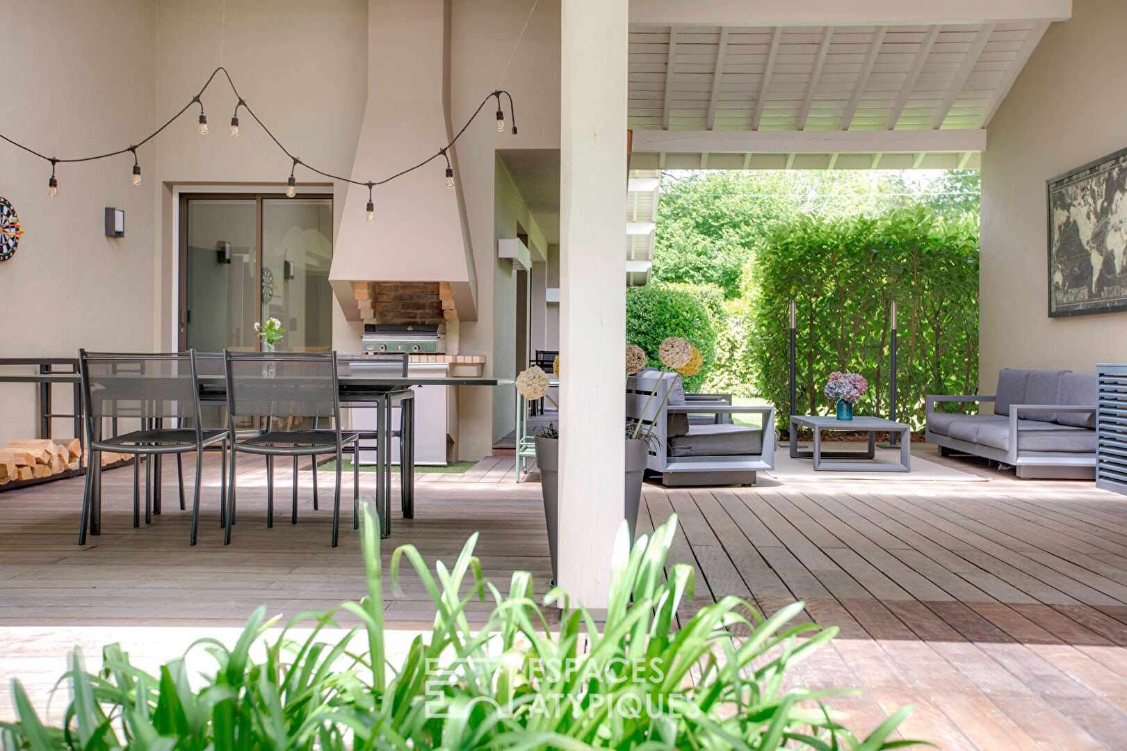 Architect-designed house revisited in seventies style and its wooded park