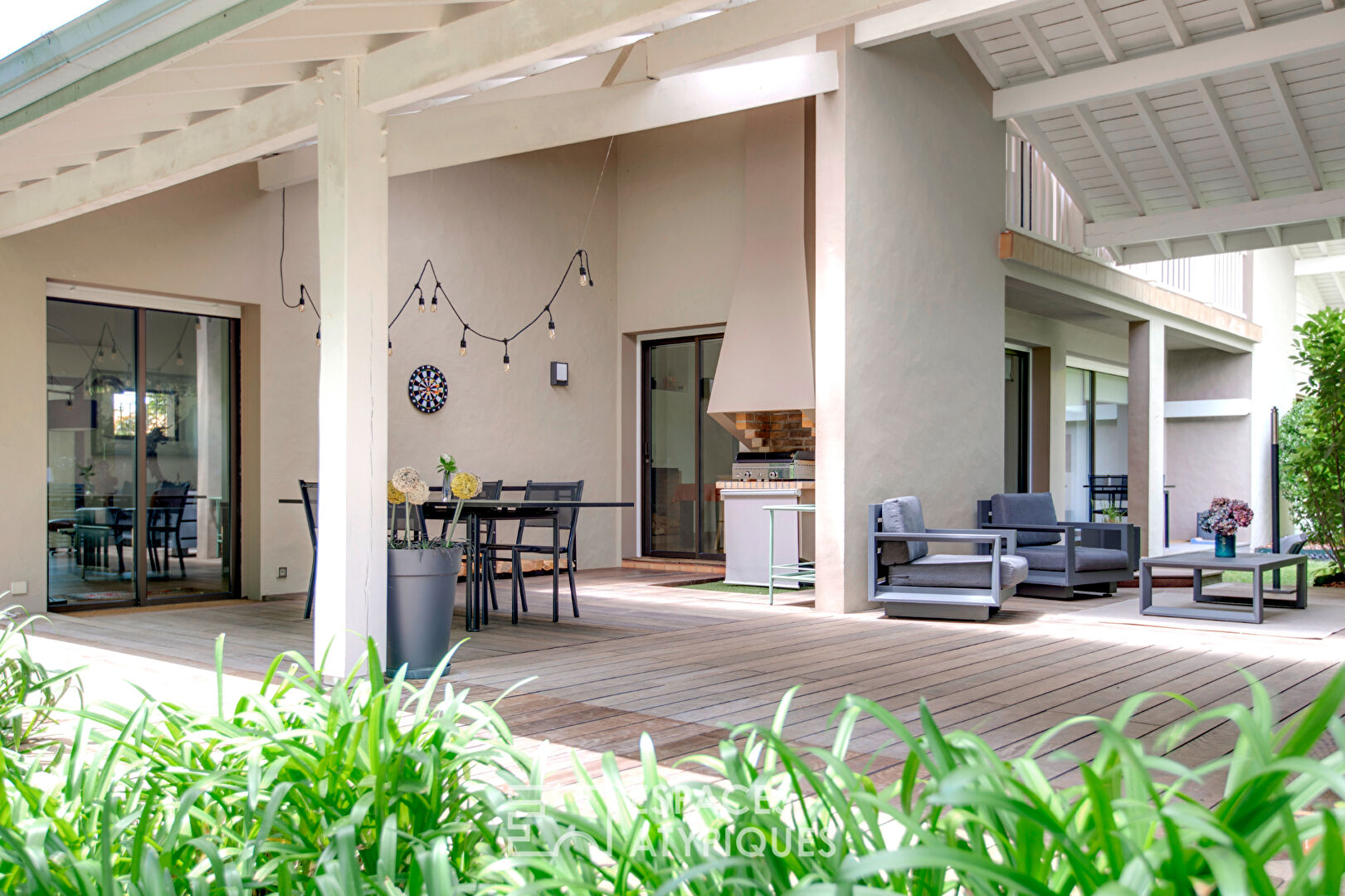 Architect-designed house revisited in seventies style and its wooded park