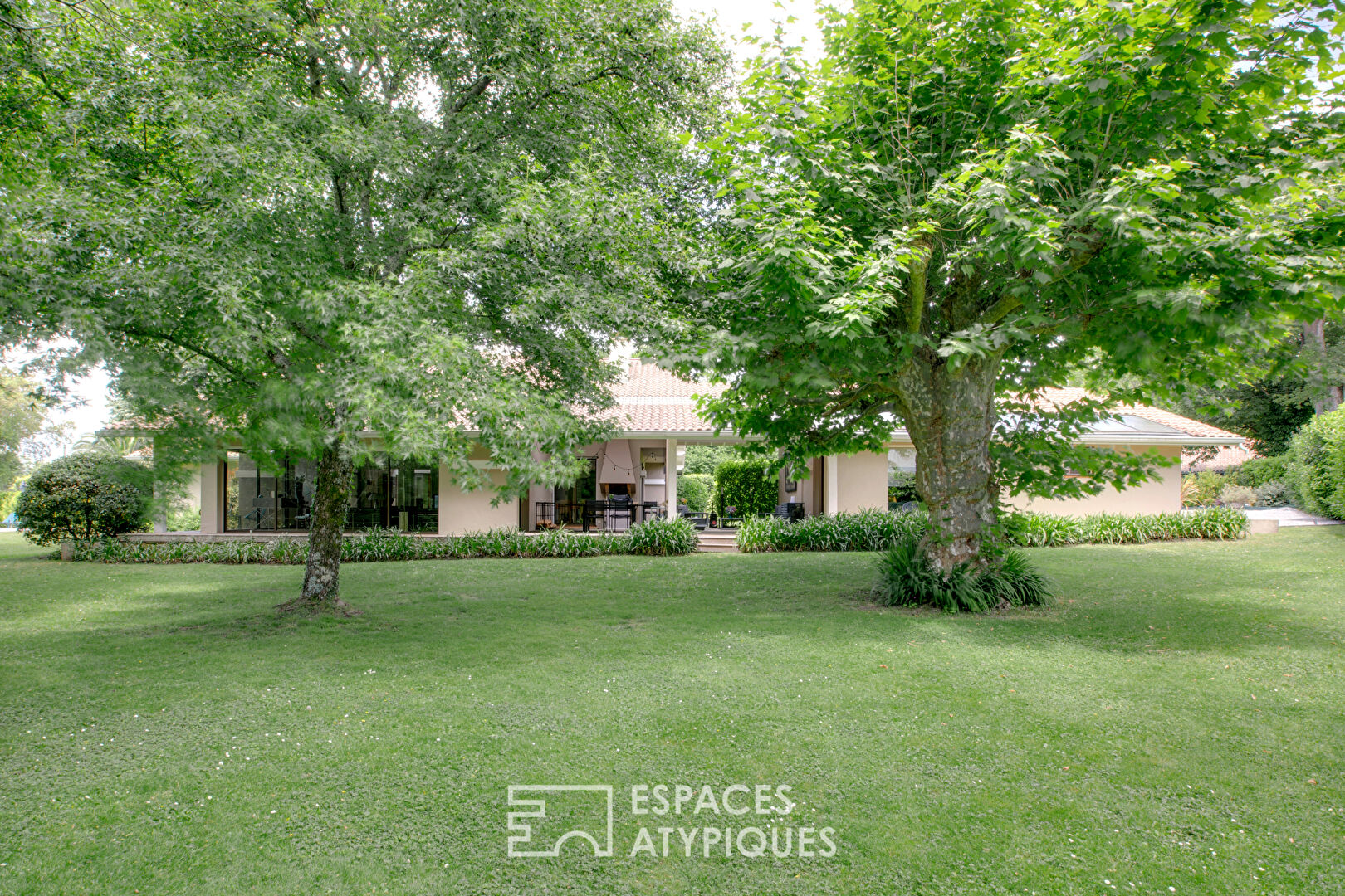 Architect-designed house revisited in seventies style and its wooded park