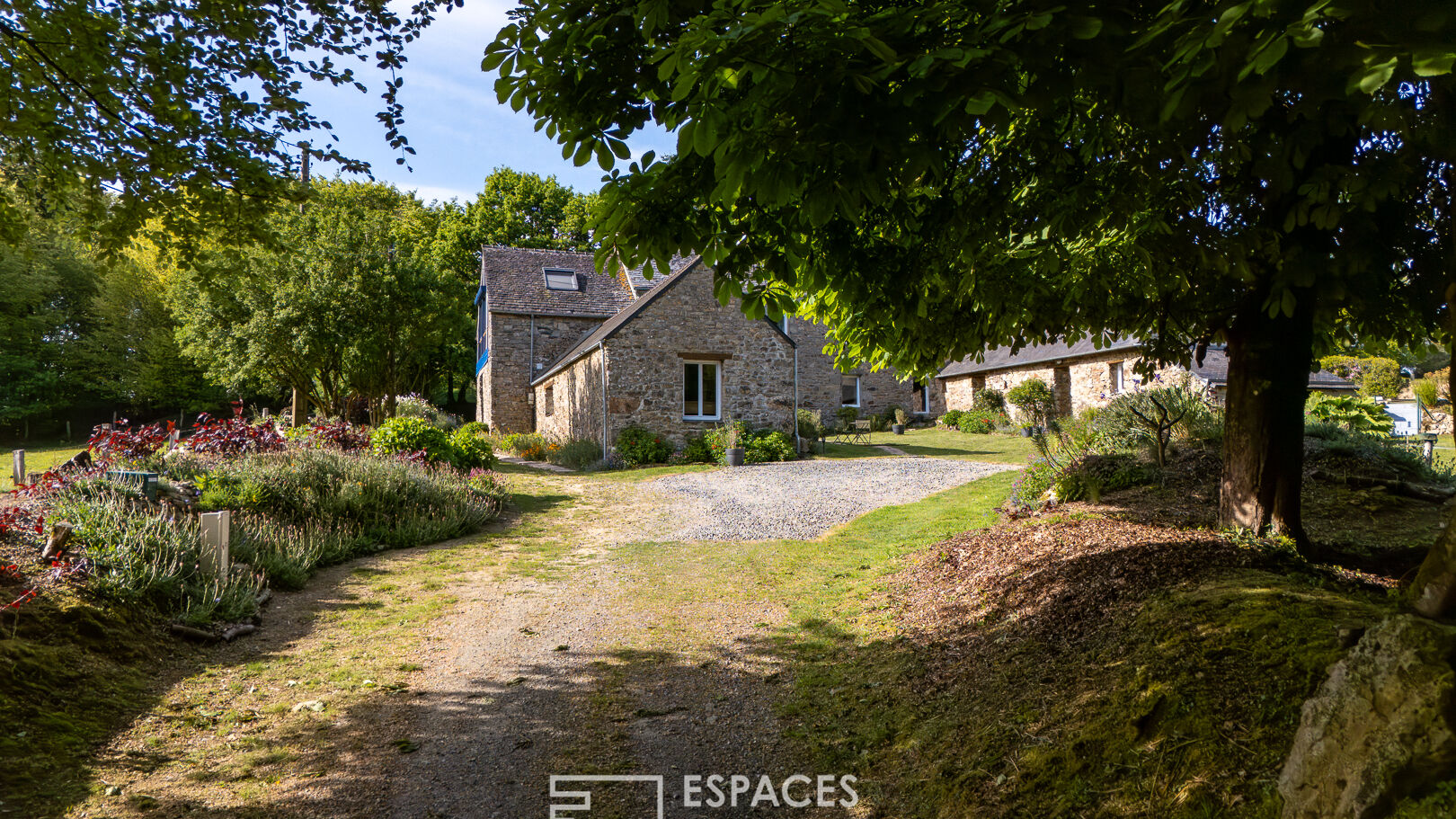 Longère de caractère, gîte et piscine dans un cadre paisible