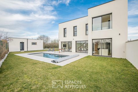 Contemporary flat-roofed house with swimming pool and garage