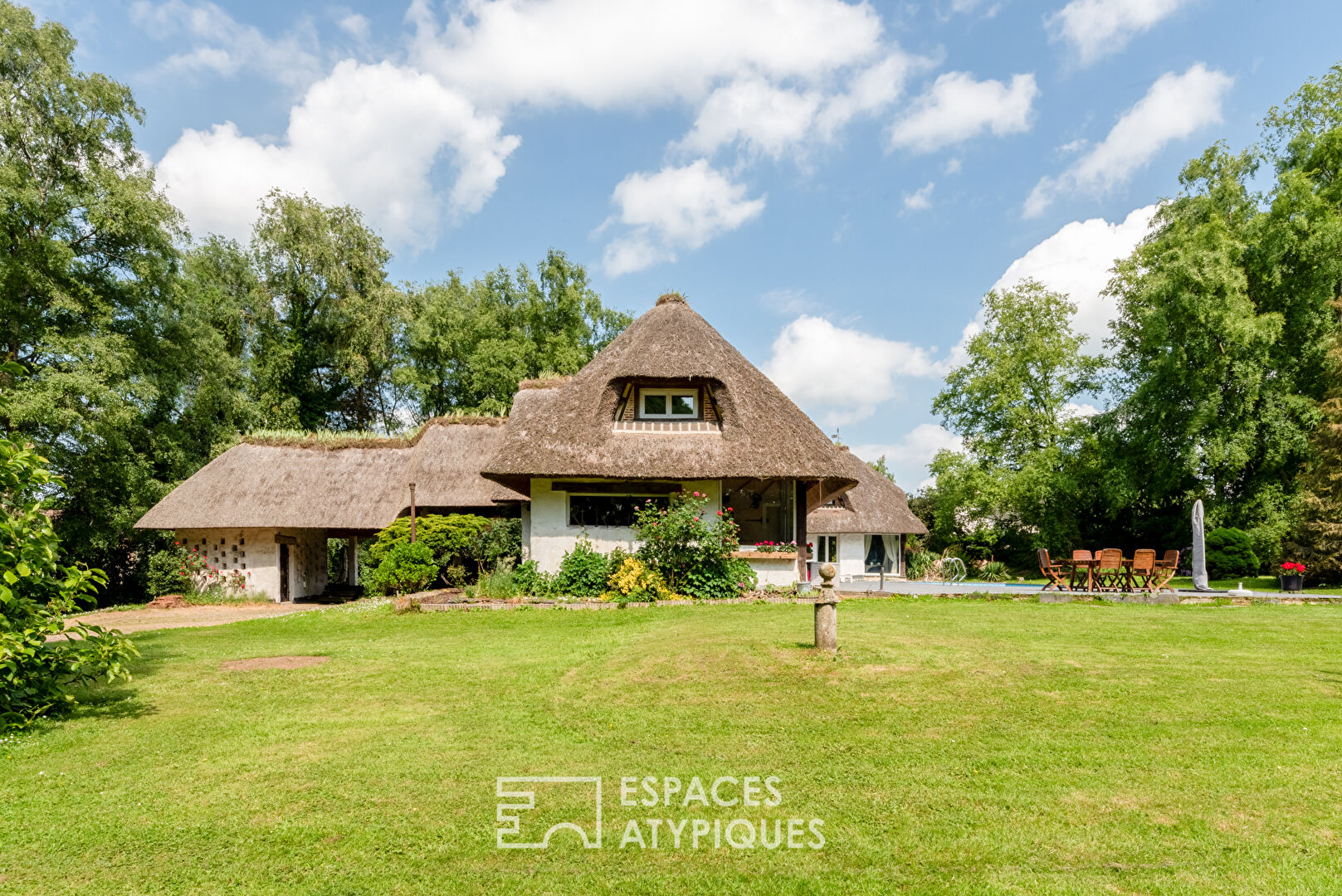 Chaumière avec piscine et dépendance dans un écrin de verdure