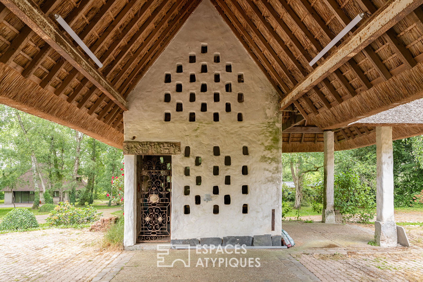 Chaumière avec piscine et dépendance dans un écrin de verdure