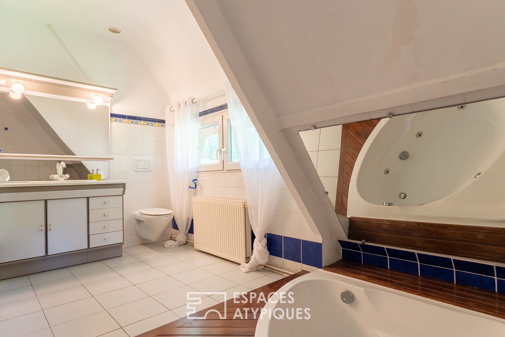 Chaumière avec piscine et dépendance dans un écrin de verdure