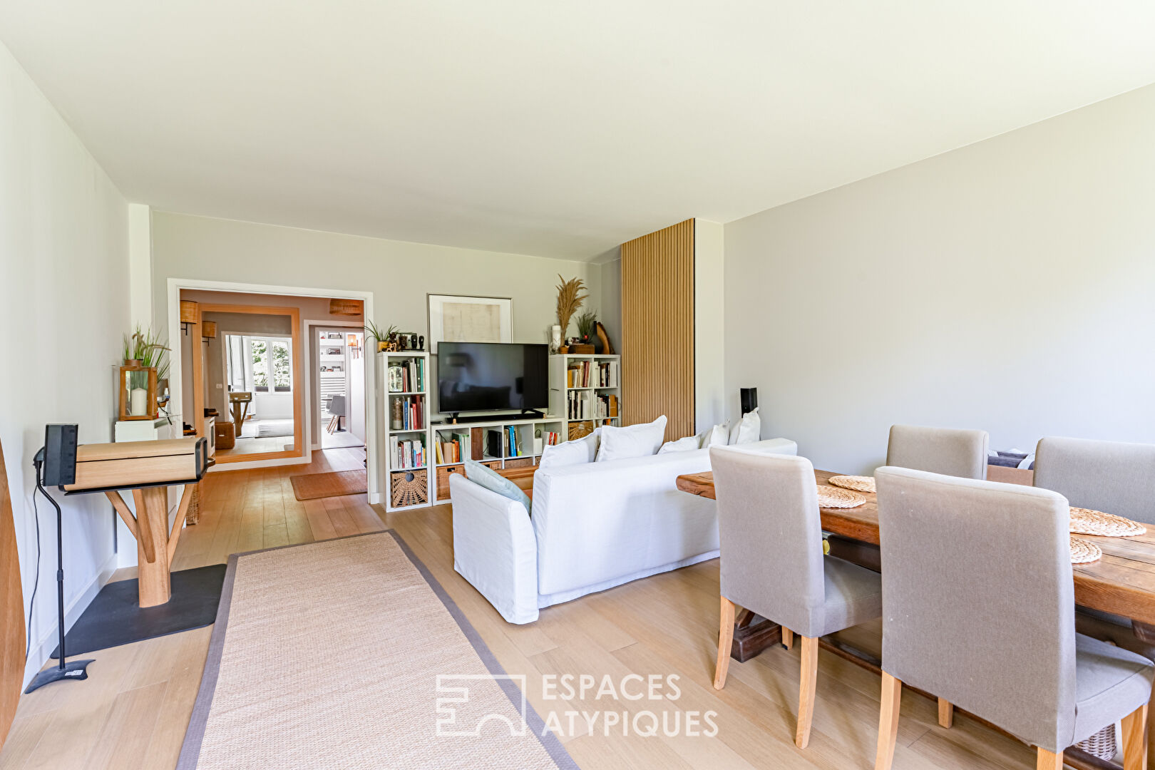 Very beautiful, bright apartment with loggia overlooking green spaces