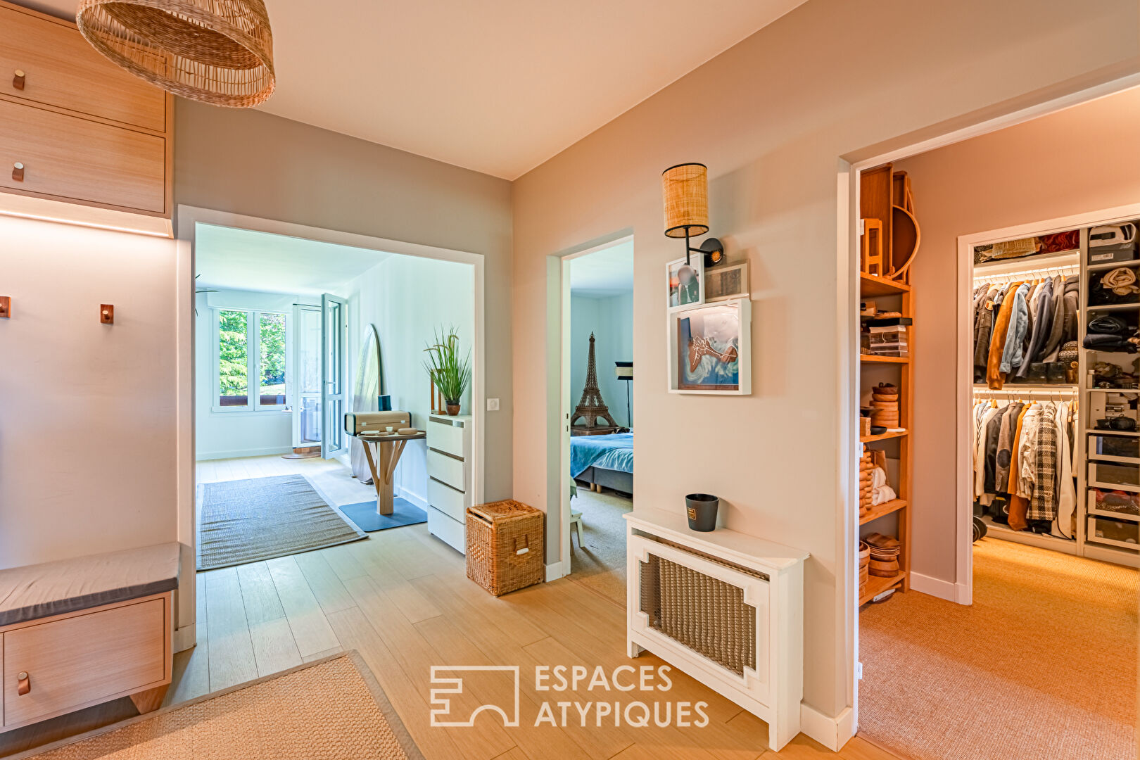 Very beautiful, bright apartment with loggia overlooking green spaces