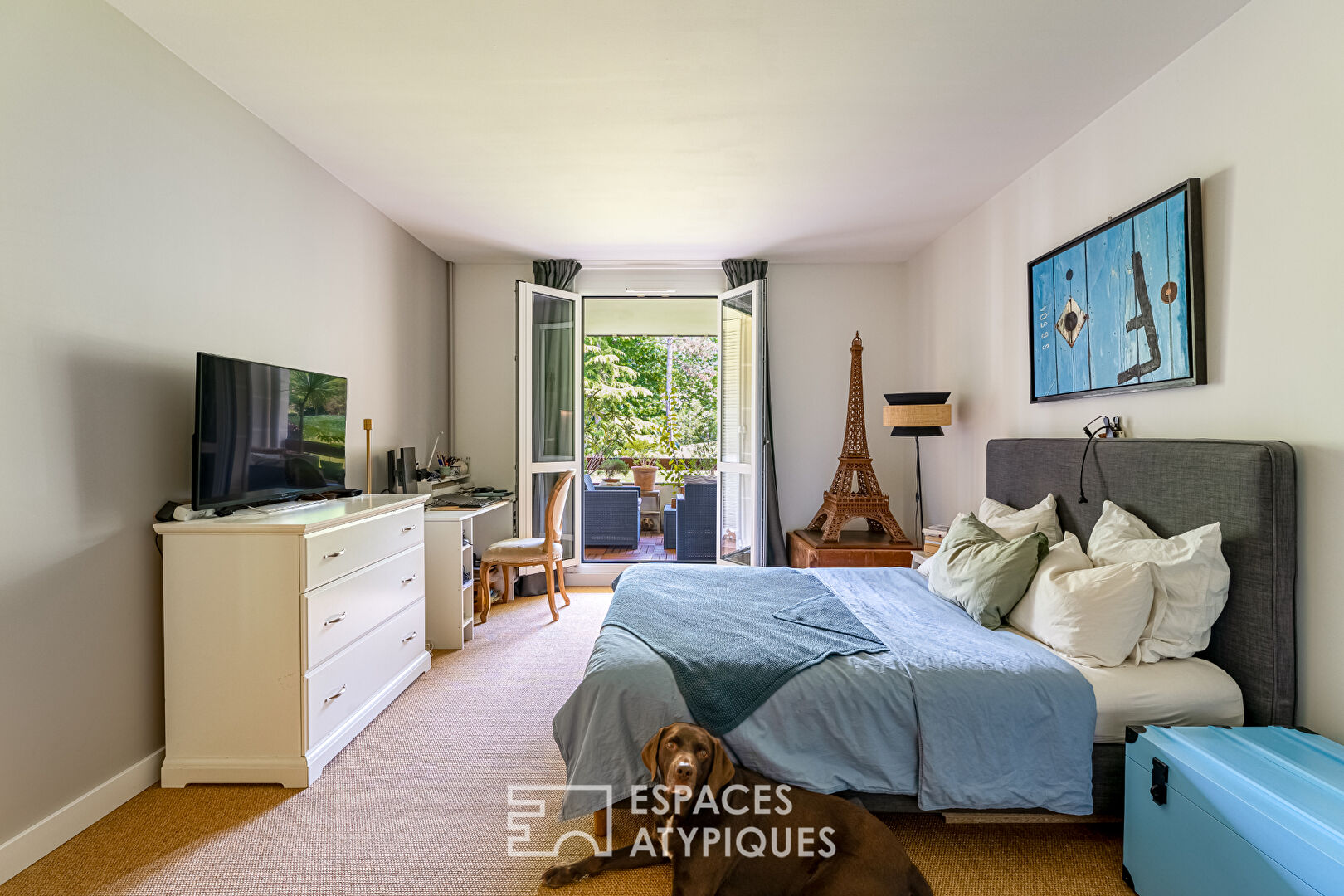 Very beautiful, bright apartment with loggia overlooking green spaces