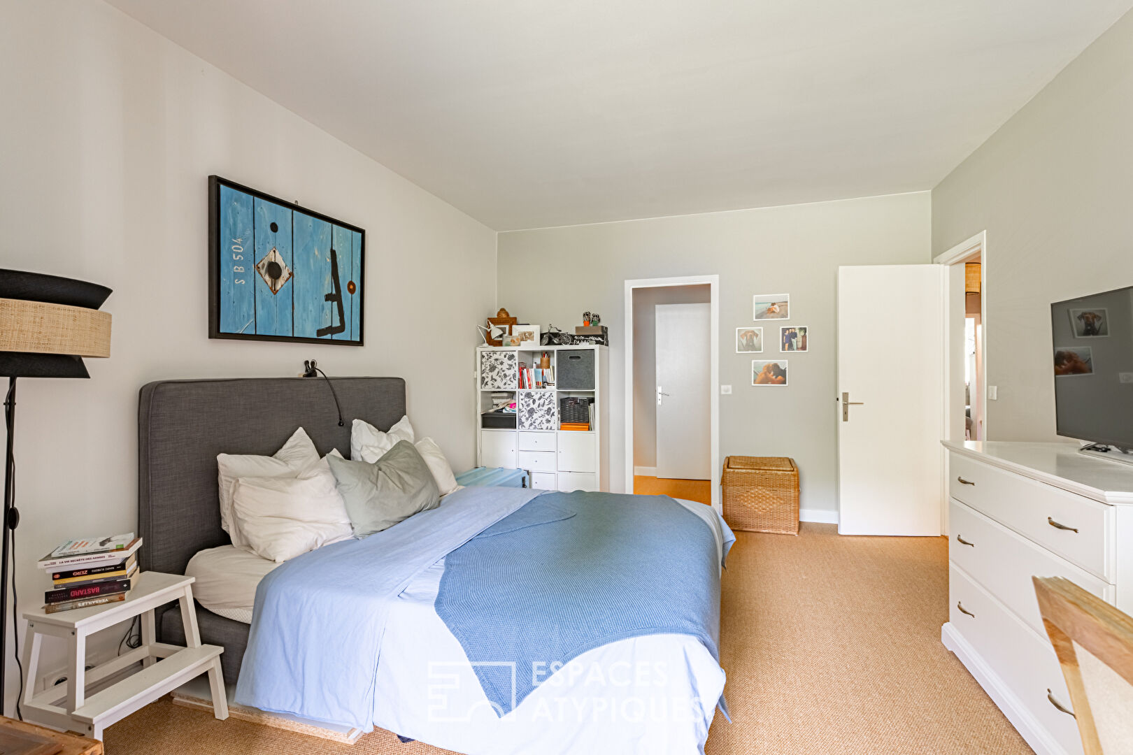 Very beautiful, bright apartment with loggia overlooking green spaces