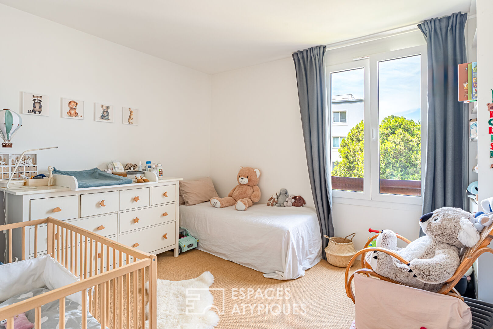 Very beautiful, bright apartment with loggia overlooking green spaces