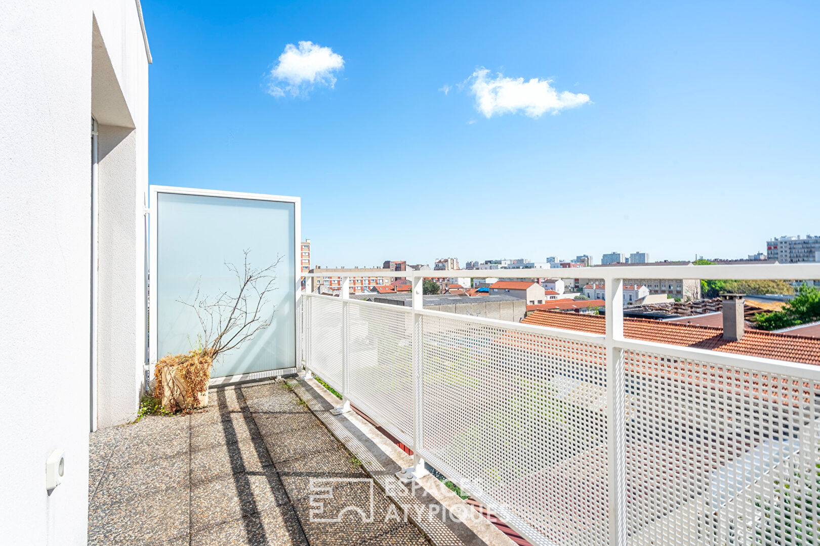Top floor apartment with terrace and balcony