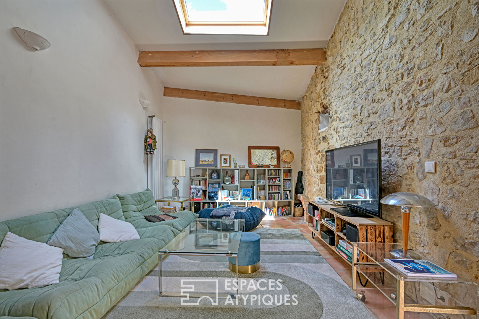 Reinvented stone building in the heart of the village at the foot of Pic Saint Loup